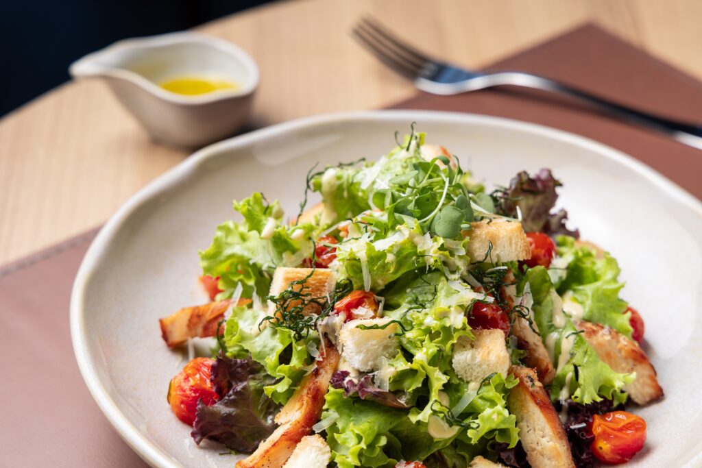 Alta gastronomia à beira-mar: Sais Beach Living Hotel reinventa sabores com sofisticação em Maceió 1 Restaurante principal Mix de folhas com frango grelhado ao molho de Mostarda francesa ()