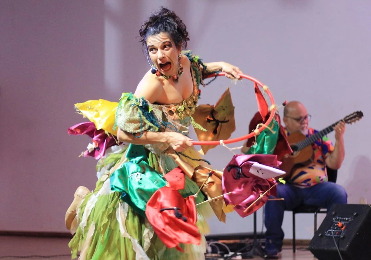 Débora di Sá marks 10 years of “Maria Grampinho”