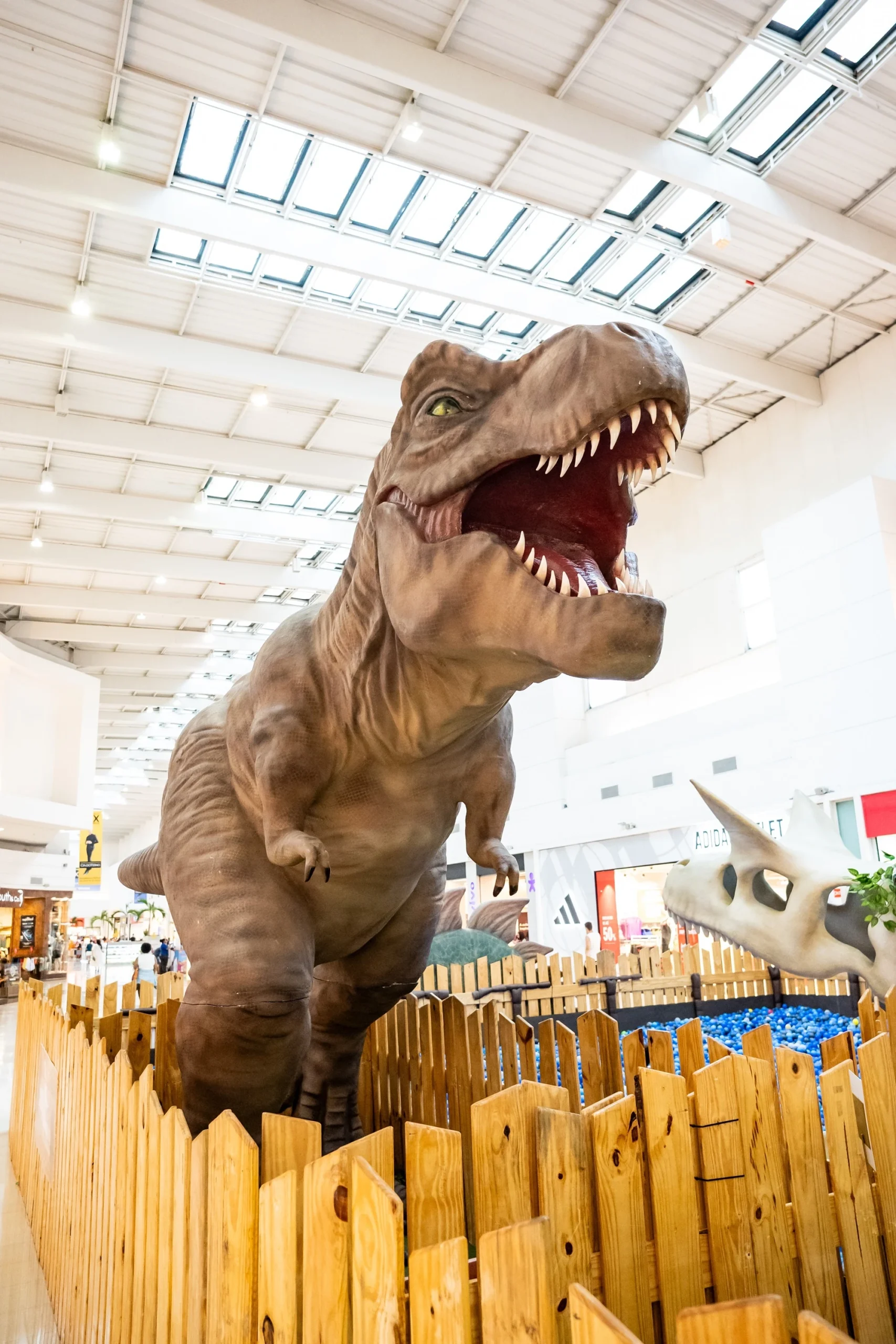 Caça aos Dinos anima crianças no Shopping Grande Rio