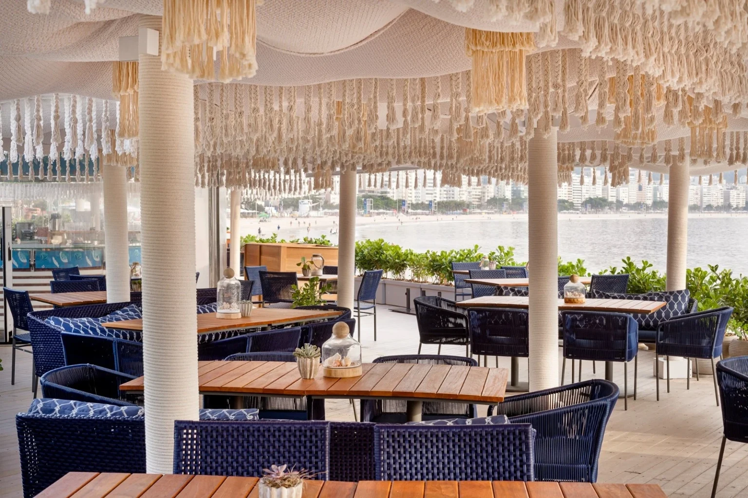 Hotéis cariocas transformam verão em experiência sem fim UTF Q Trop C ACk C beach club do Fairmont Rio Ejpeg