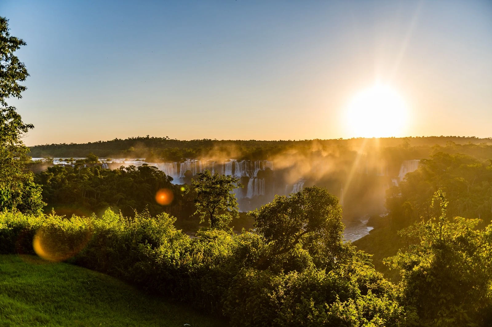 March at Iguaçu Falls: calm nature and new adventures