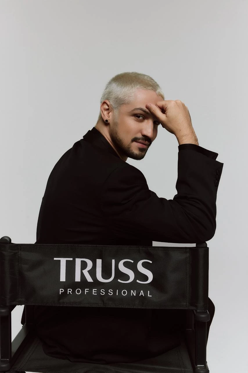 Gabriel Leone goes platinum at the Oscars, styled by TRUSS