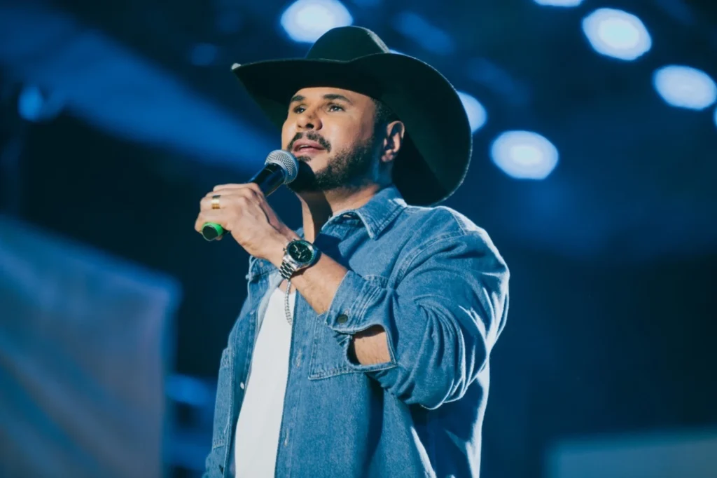 Nando Moreno lança EP com emoção e verdade em “Tanto Faz”