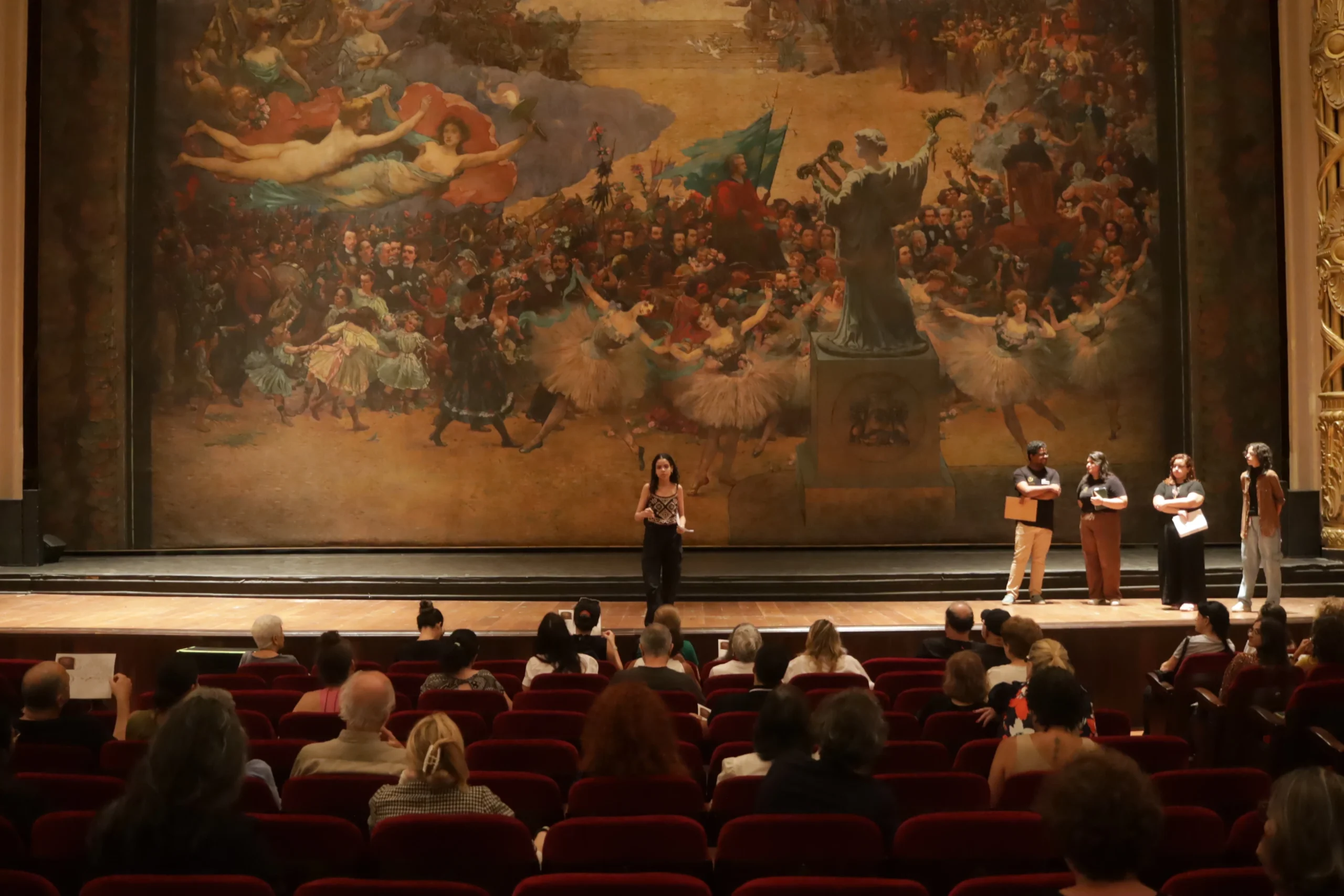 Neta e bisneta de Visconti se emocionam no Theatro Municipal