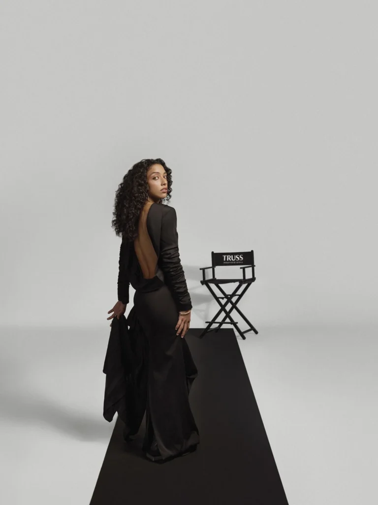 Alice Carvalho debuts “Absolute Darkness” look in LA Alice Carvalho debuts “Absolute Darkness” look in LA