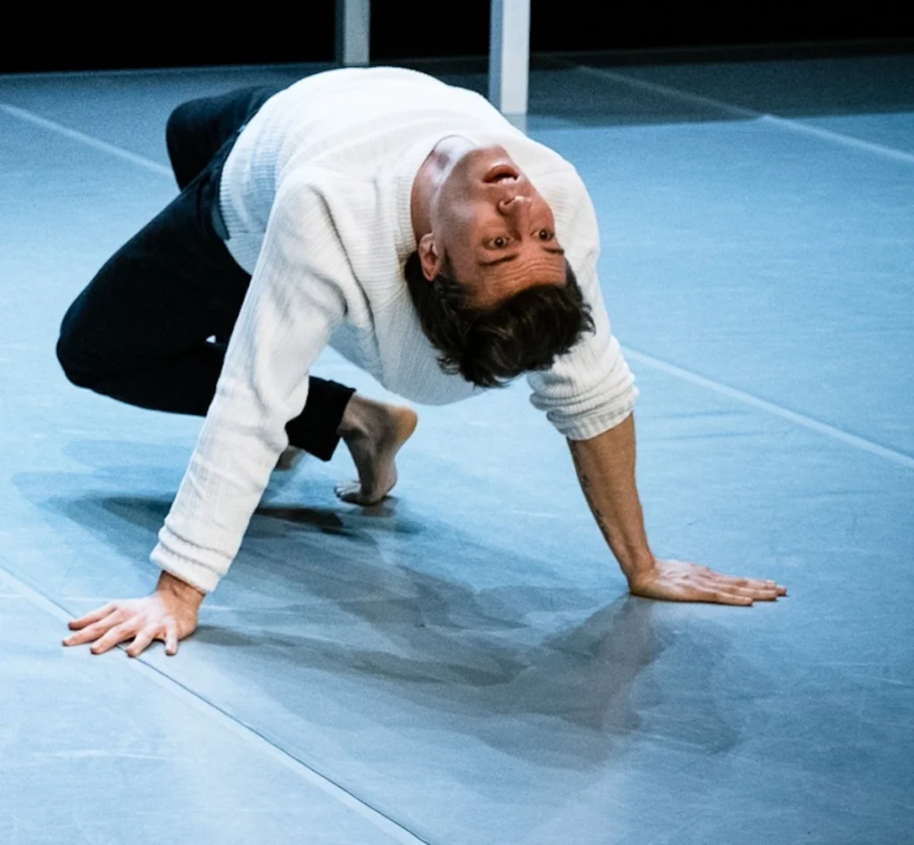 Bailarino belga Antoni Androulakis traz o método Fluxness ao Rio