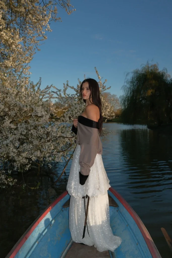 Livia Nunes brilha em look Dior na Paris Fashion Week Livia Nunes brilha em look Dior na Paris Fashion Week