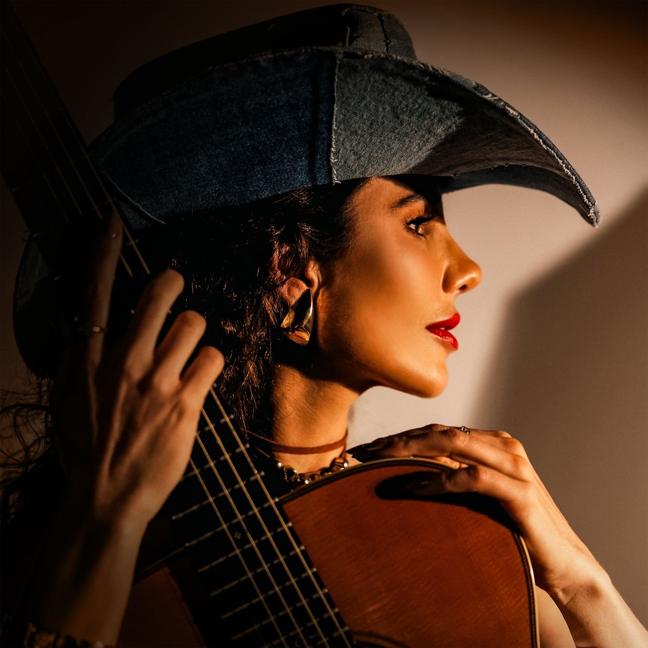 Paula Fernandes revive clássico “Mentiras” em nova fase artística