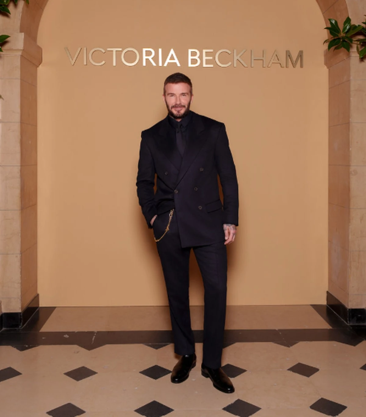 Beckham veste cashmere azul-marinho sob medida em Paris
