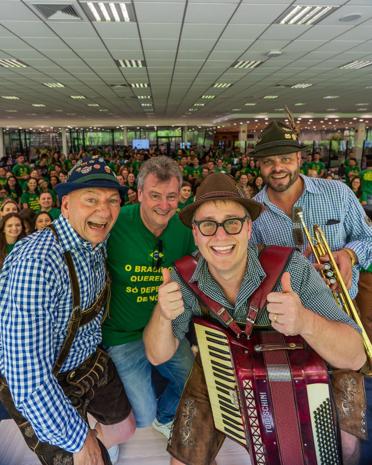 Luciano Hang recibe al maestro oficial del Oktoberfest