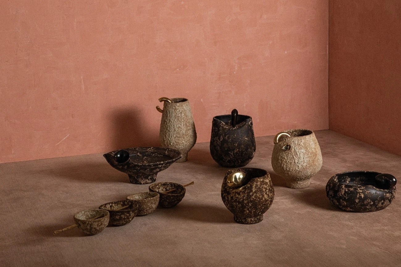 Barro, bronze e resina: design brasileiro que provoca e acolhe