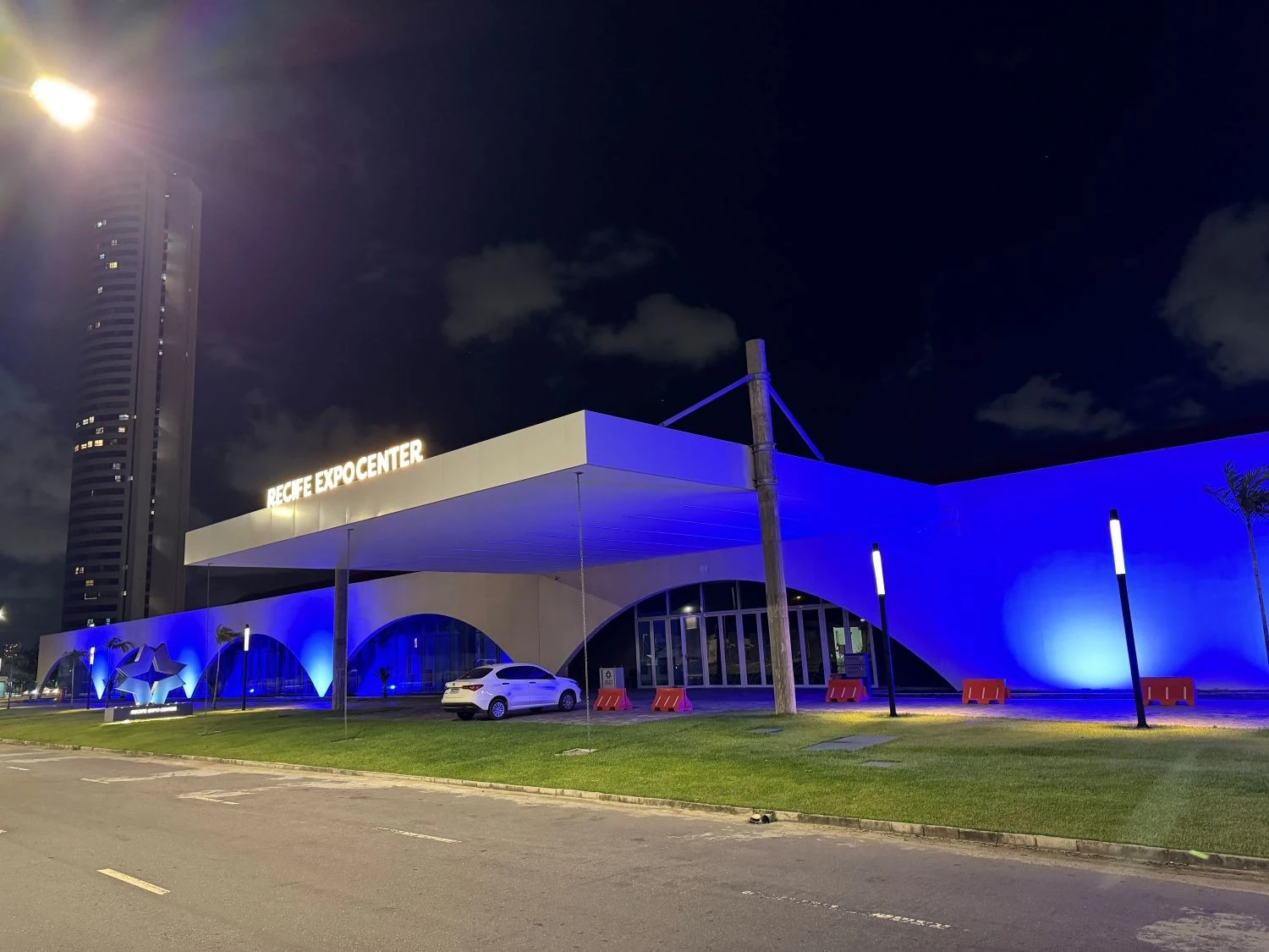 Recife Expo Center ilumina fachada no Março Azul Escuro