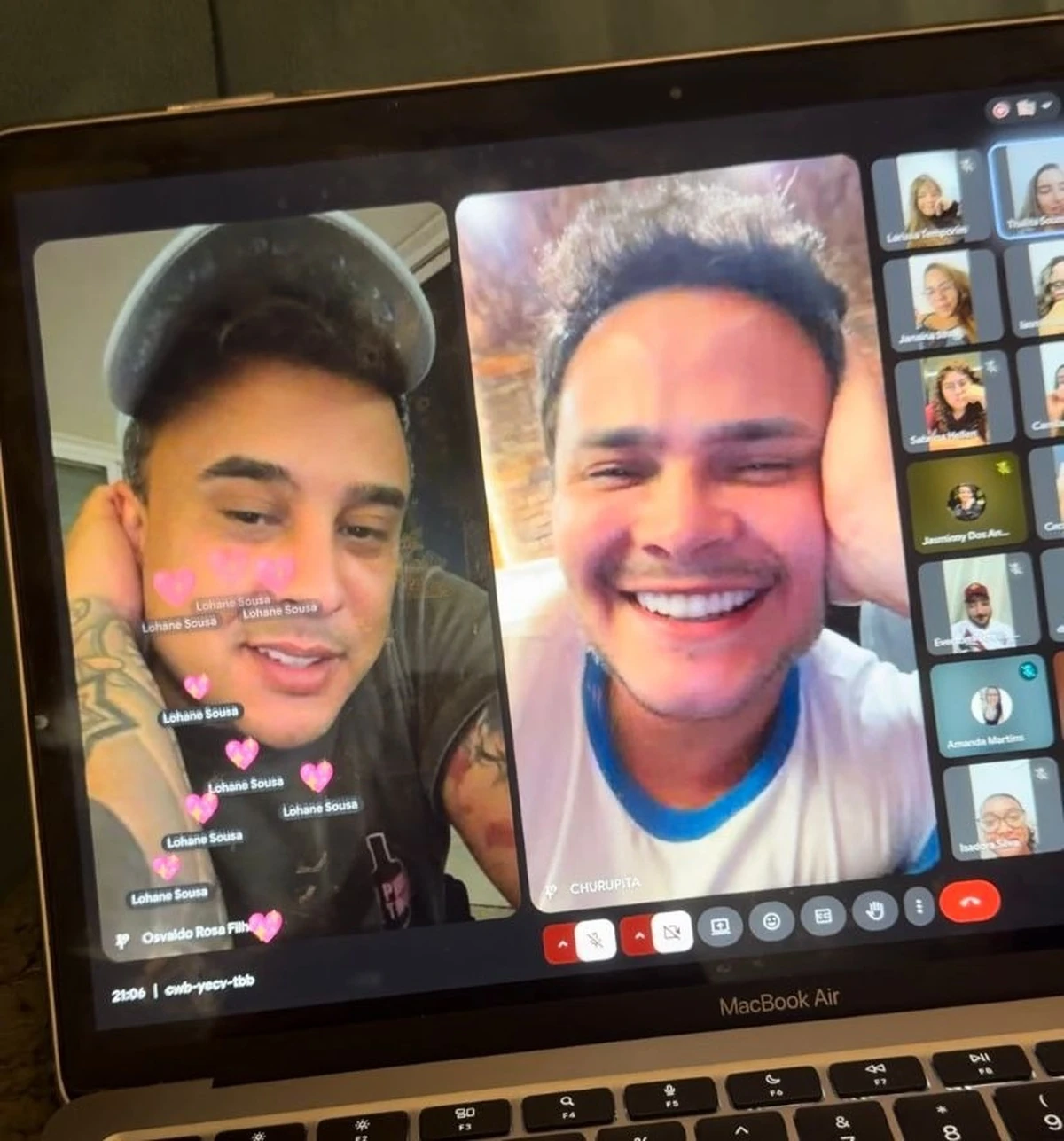 Matheus e Kauan emocionam fas em encontro virtual surpresa