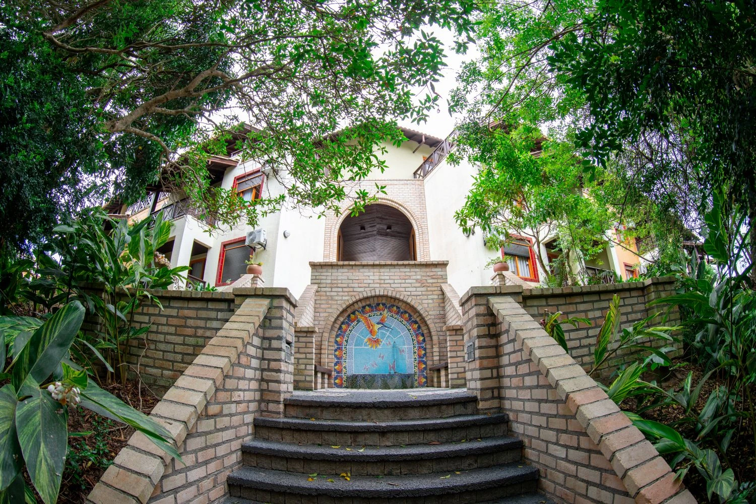 Costao do Santinho tem 4 pacotes especiais em maio