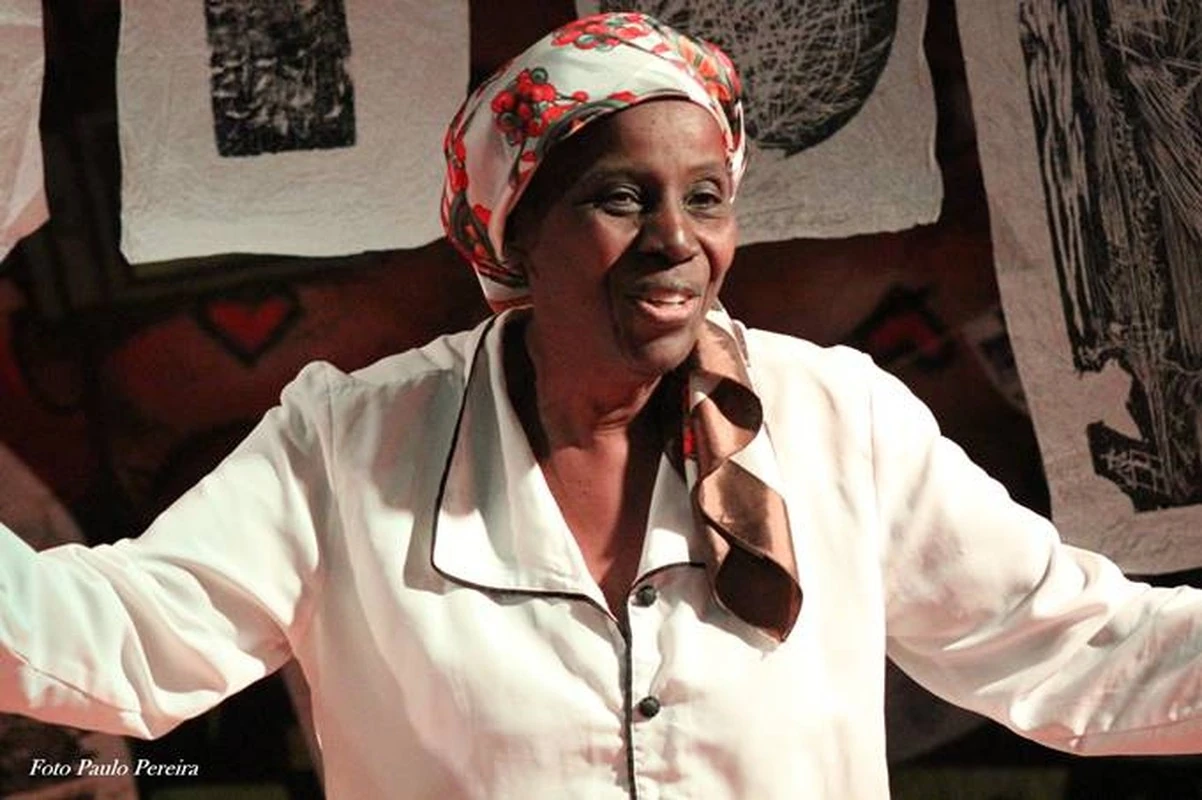 Dirce Thomaz revisita Carolina Maria de Jesus em espetáculo gratuito