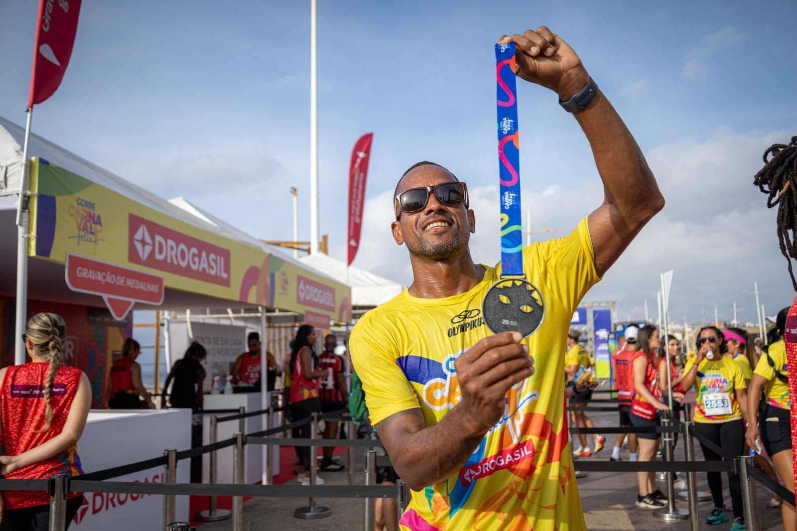 Drogasil engraves medals at Salvador street race