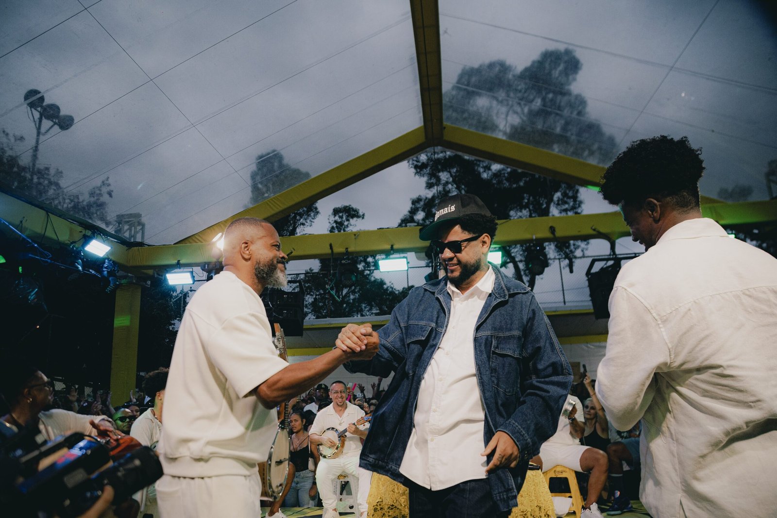 Emicida lança clipe gravado no Quintal dos Prettos