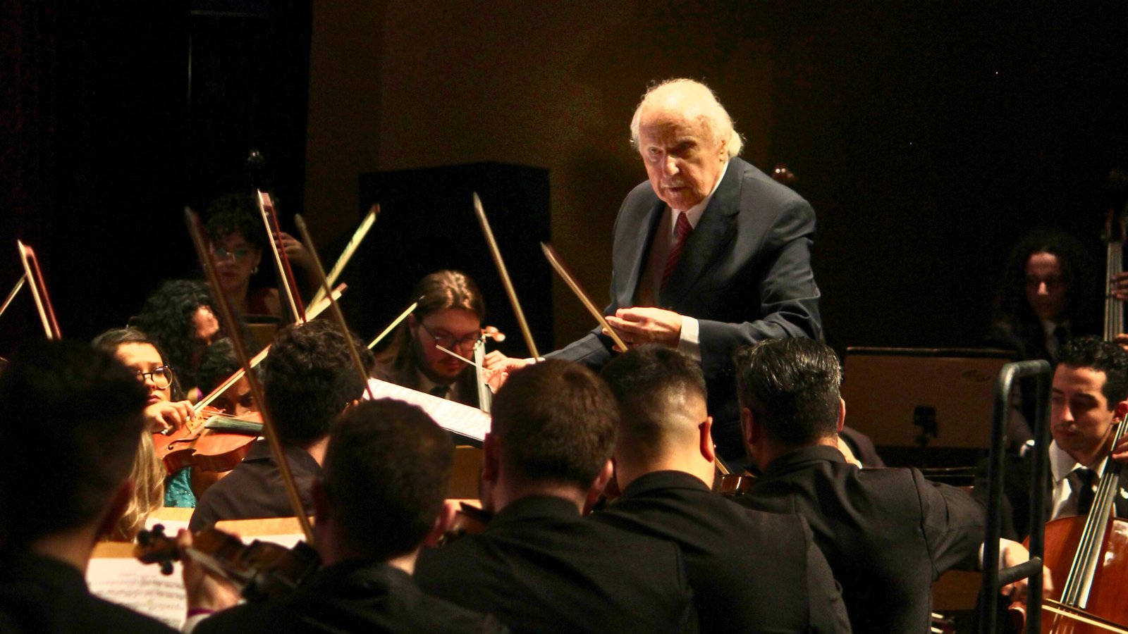 Isaac Karabtchevsky estreia no palco do Teatro Baccarelli com Orquestra Sinfônica Heliópolis para apresentar obras de Barber e Schumann 