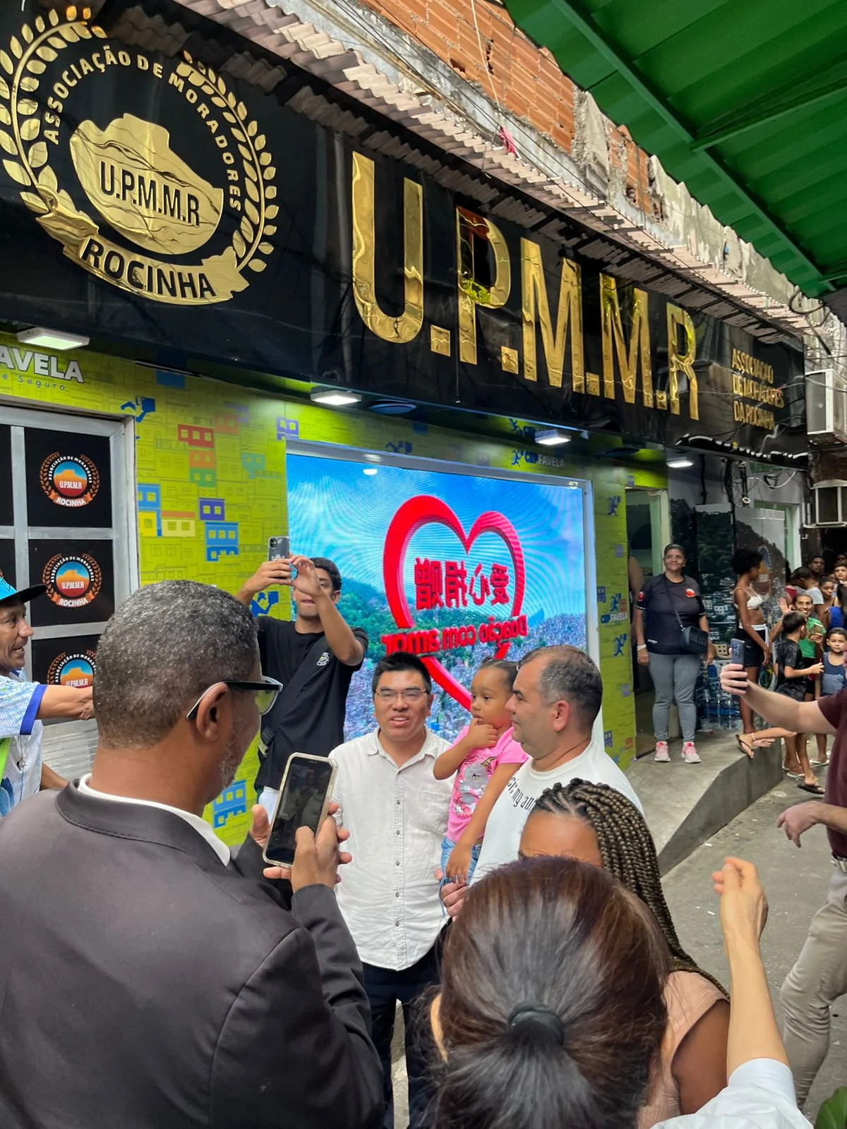 Rocinha recebe missão chinesa e agasalhos para crianças