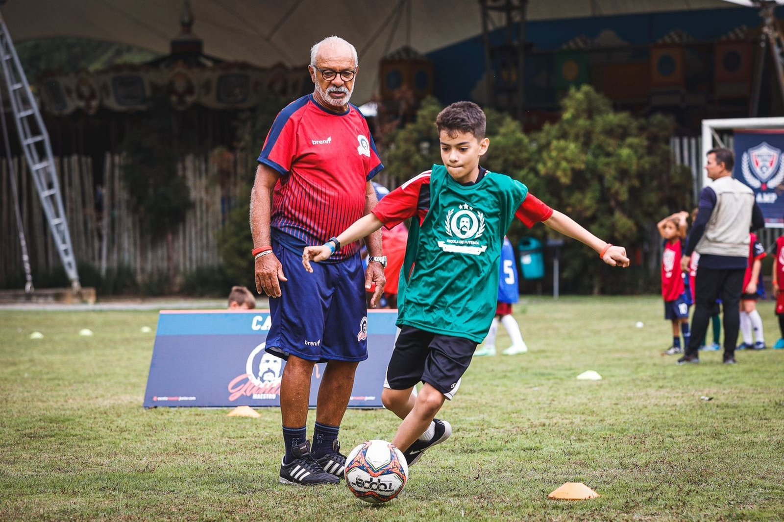 Clínica de fútbol con leyenda del Flamengo en resort serrano