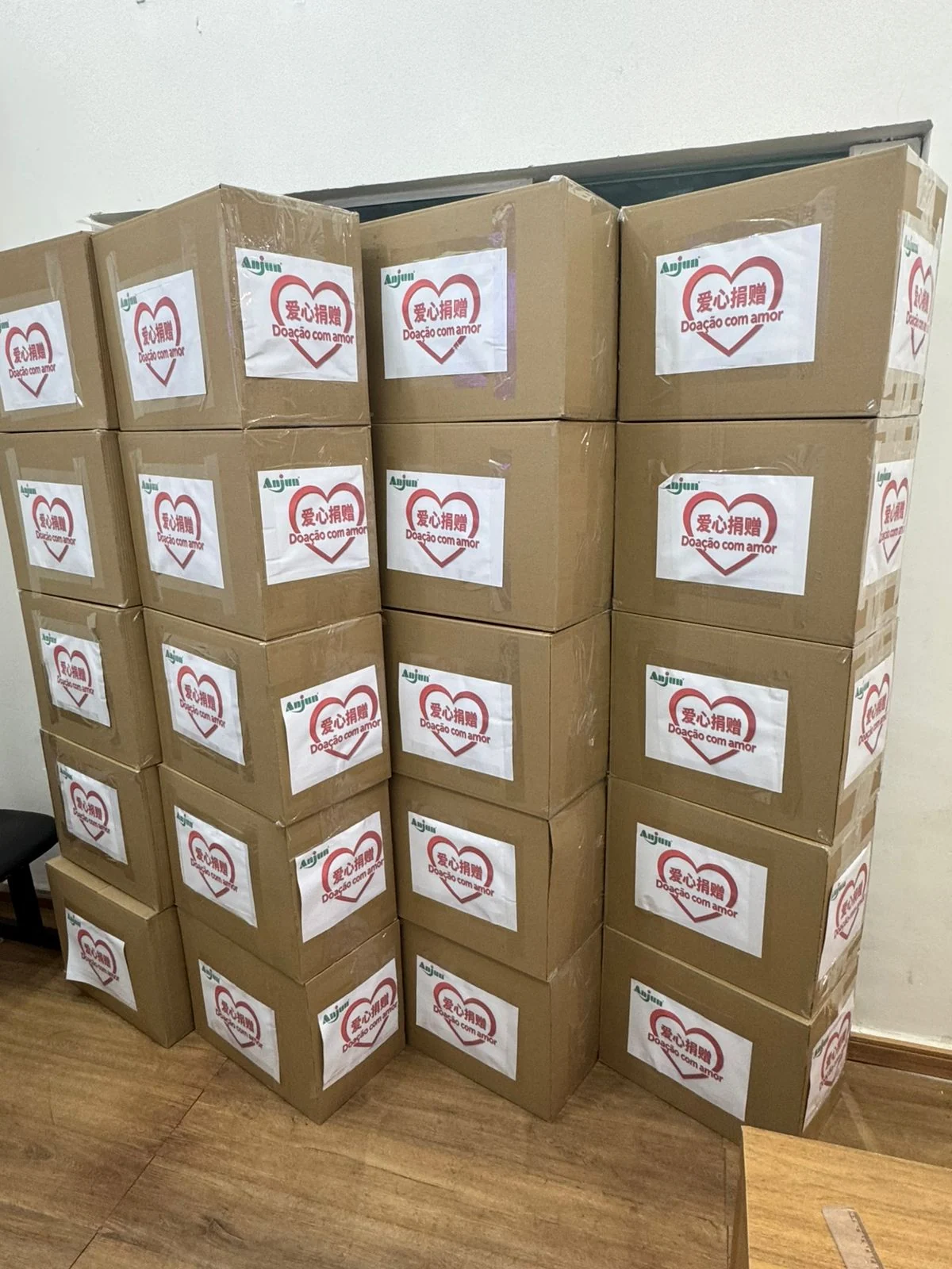 Rocinha recebe missão chinesa e agasalhos para crianças