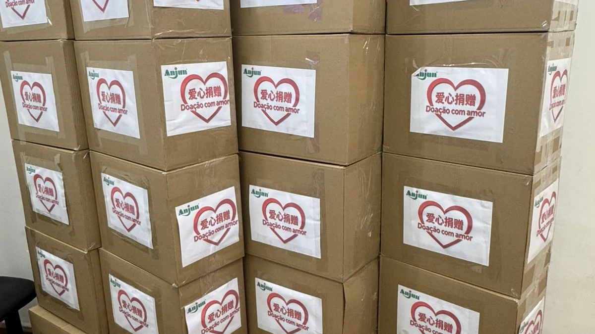 Rocinha recebe missão chinesa e agasalhos para crianças