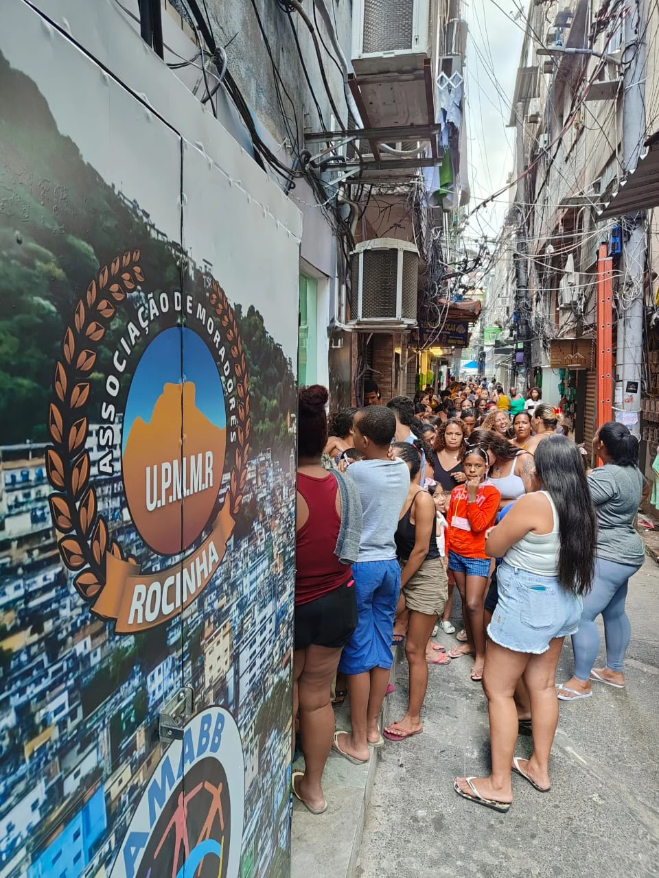 Rocinha recebe missão chinesa e agasalhos para crianças