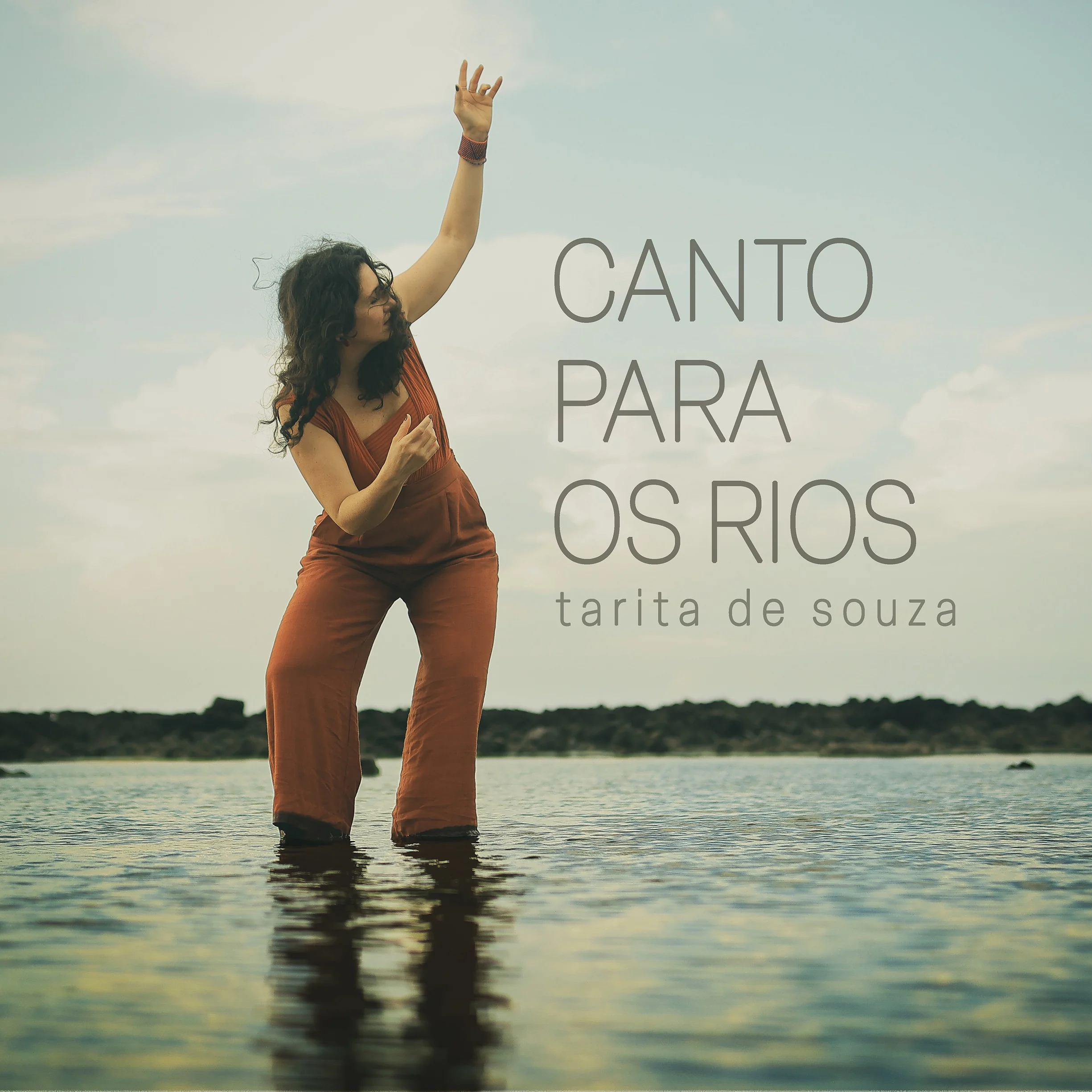 Tarita de Souza entoa um canto de gratidão aos rios