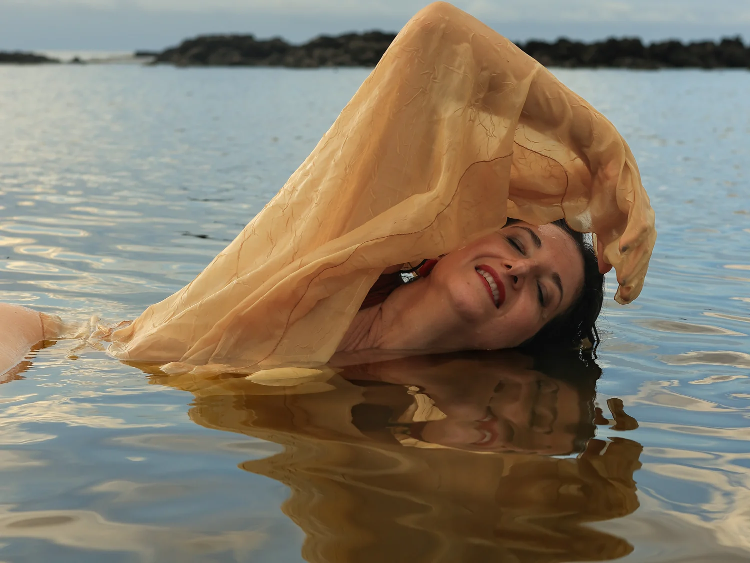 Tarita de Souza entoa um canto de gratidão aos rios