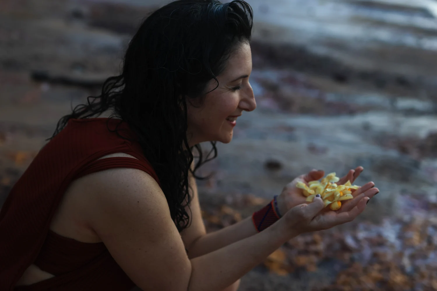 Tarita de Souza entoa um canto de gratidão aos rios