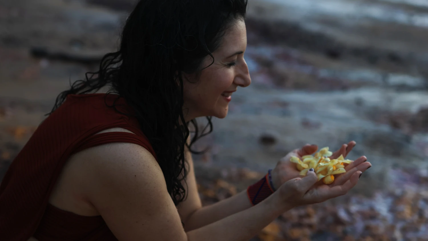 Tarita de Souza entoa um canto de gratidão aos rios