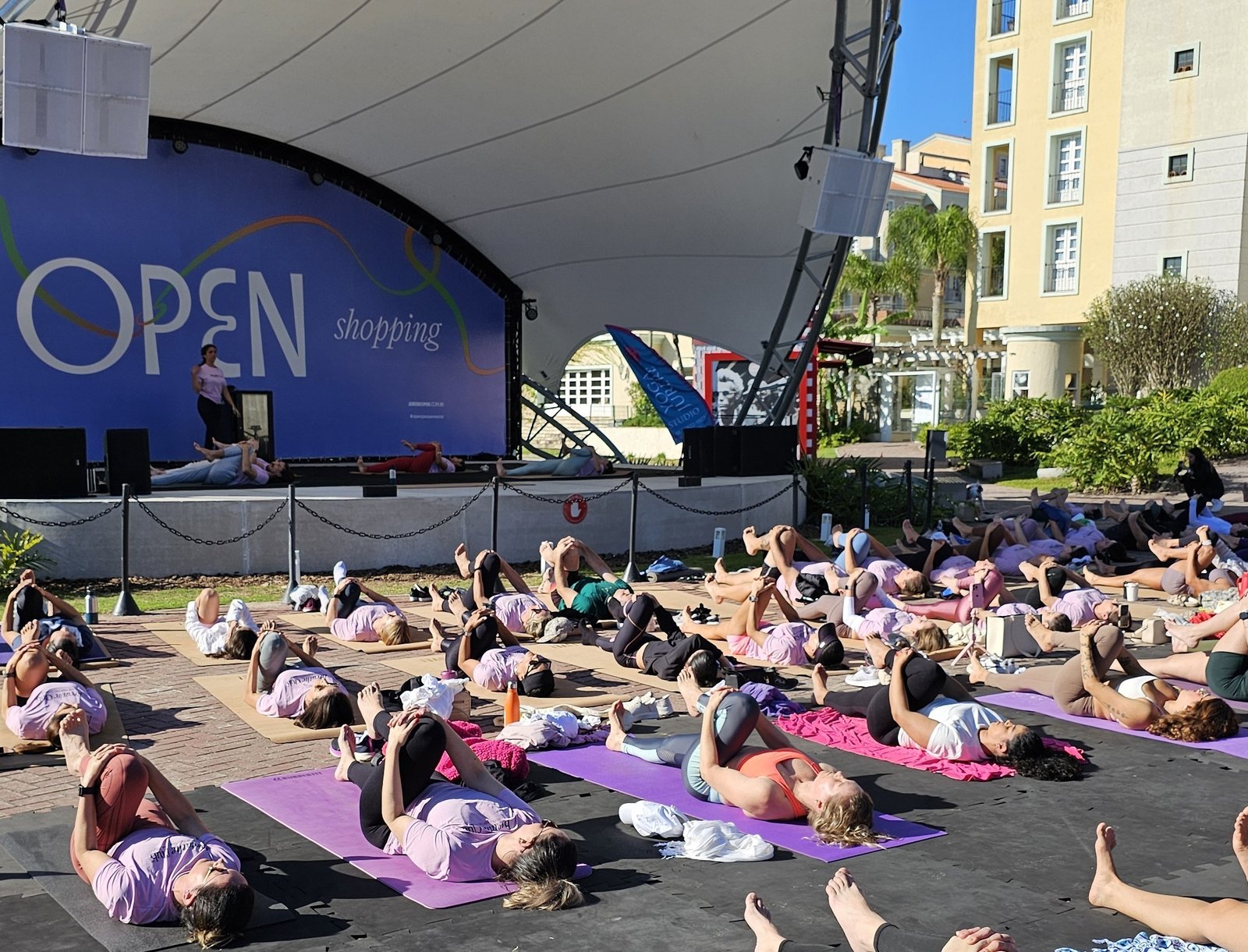 Yoga e mantras unem tributo a Deva Premal & Miten em Jurerê