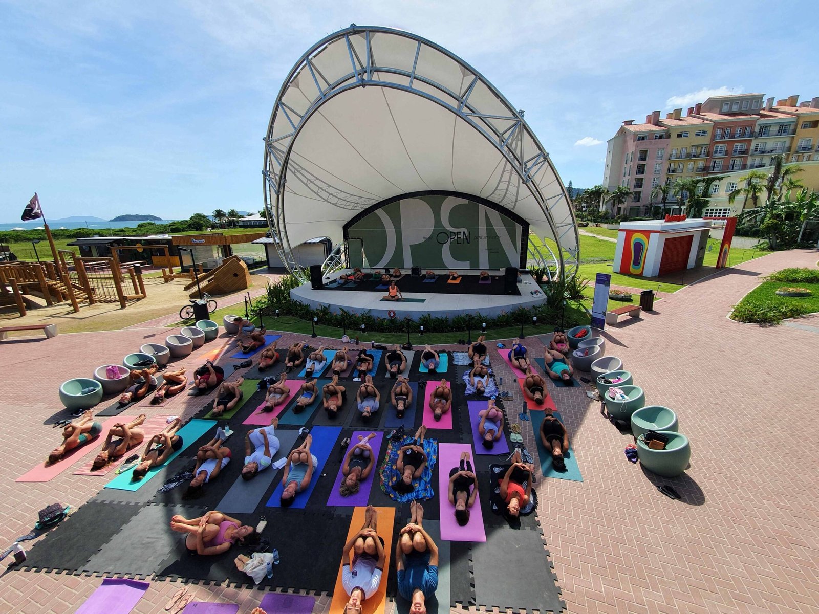 Yoga e mantras unem tributo a Deva Premal & Miten em Jurerê