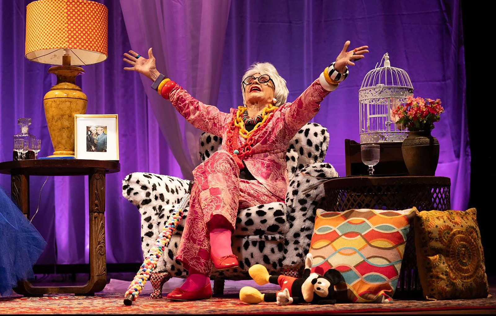 Rosamaria Murtinho da vida a Iris Apfel a los 93 años