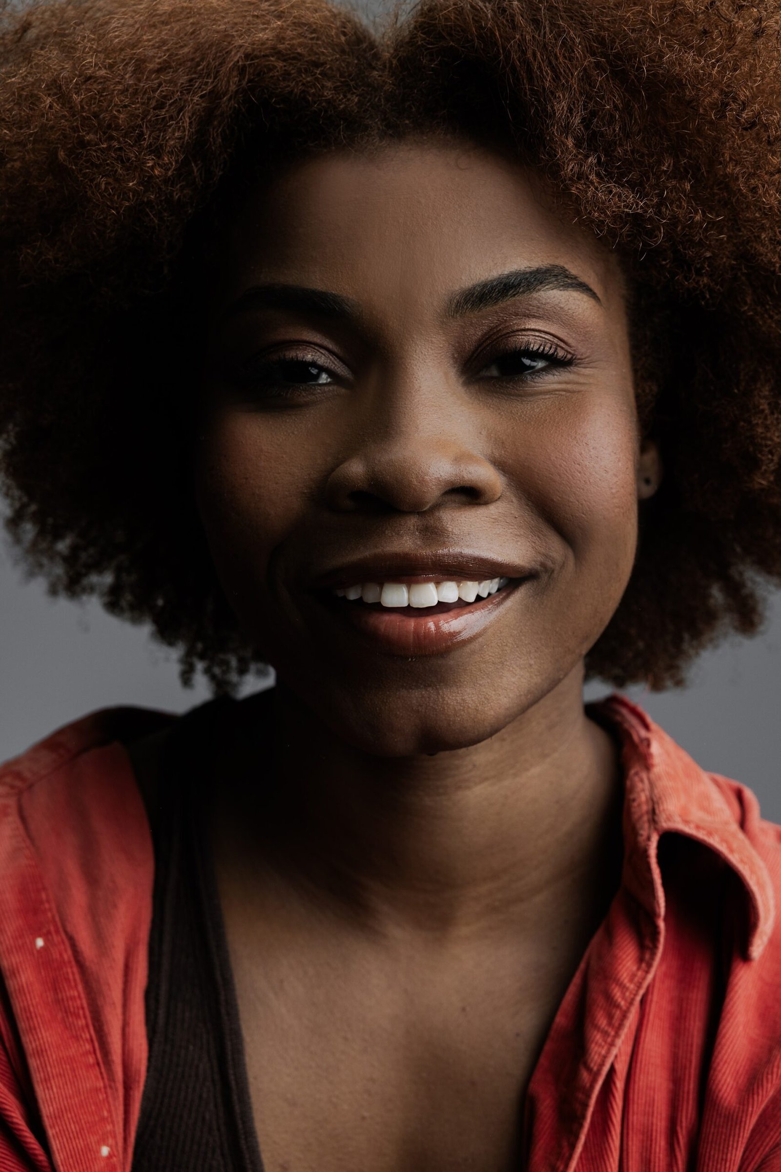 Larissa Noel da vida a Zezé Motta en el escenario