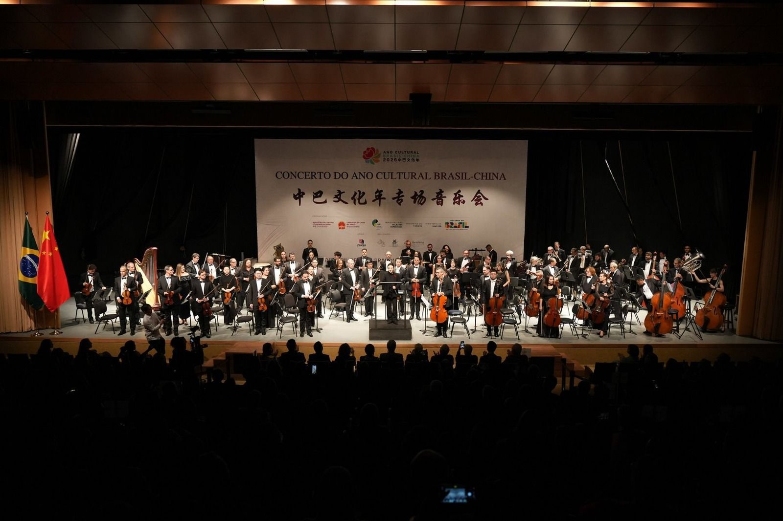 Concerto une Brasil e China e lota teatro em Brasília
