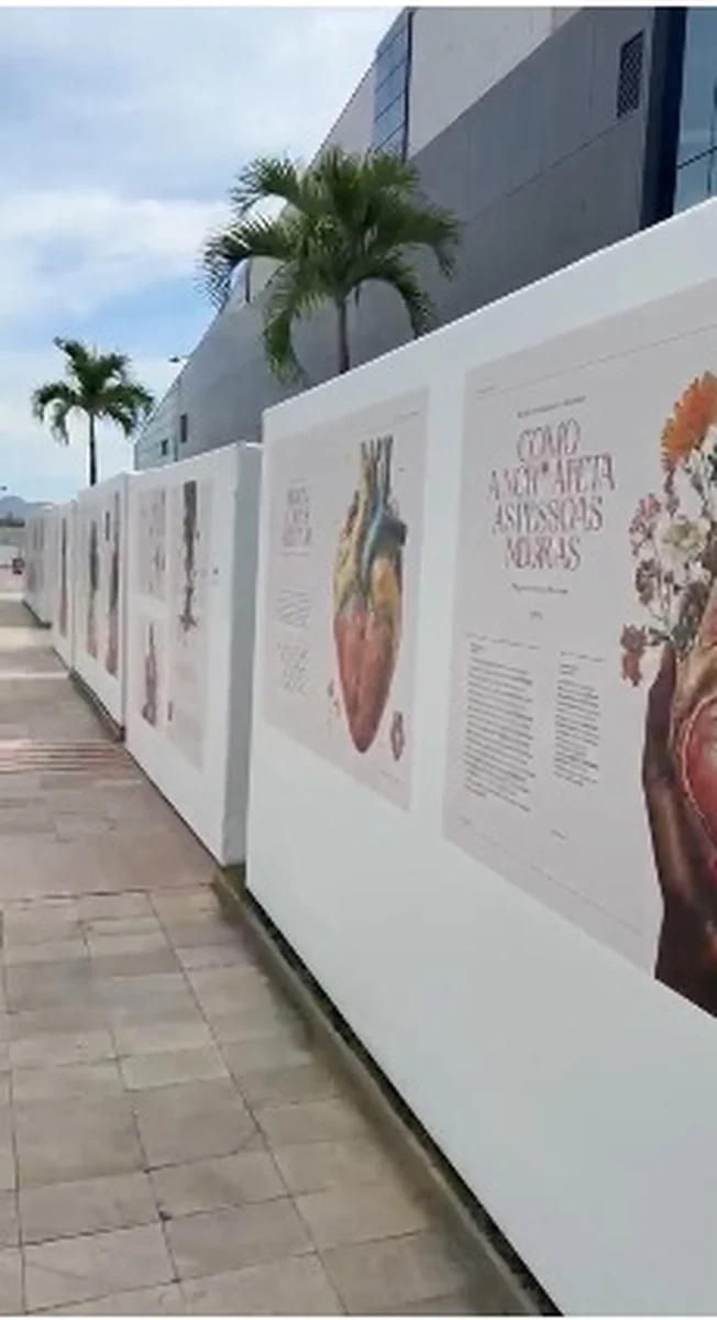 A exposição que leva o racismo na medicina para dentro dos hospitais