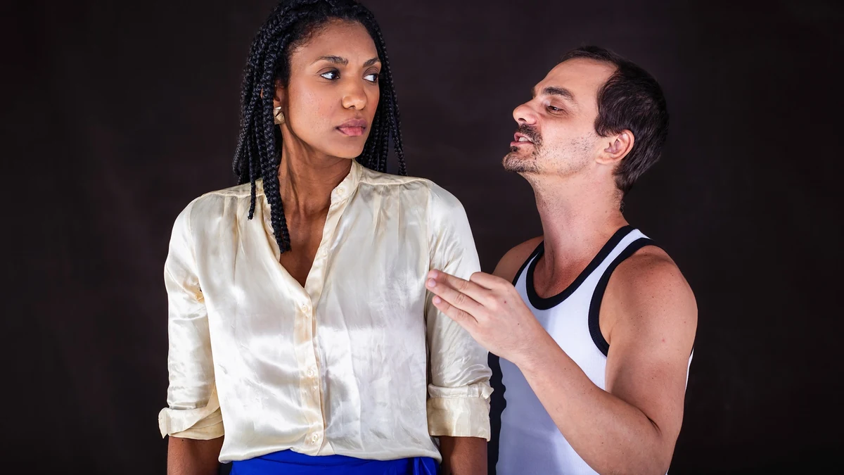 A peça que expõe o que o amor interracial ainda custa