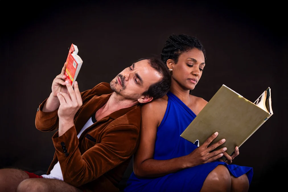 A peça que expõe o que o amor interracial ainda custa