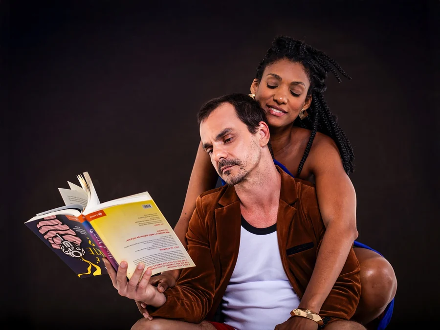 A peça que expõe o que o amor interracial ainda custa