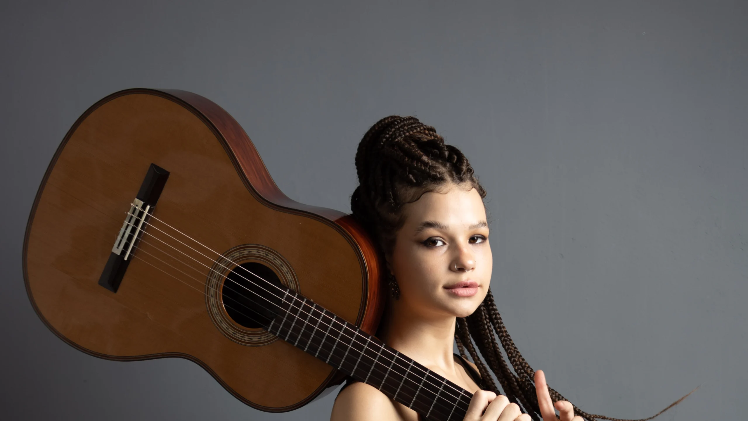 Analu Sampaio traz voz & violão à CAIXA Cultural SP