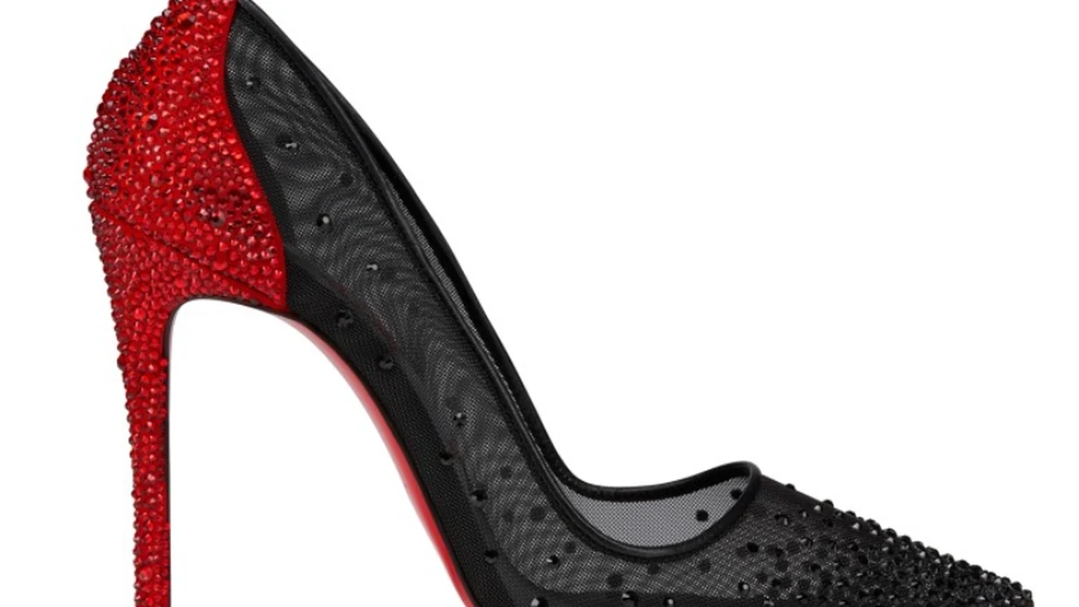 Anne Hathaway brilha com Louboutin na turnê de O Diabo Veste Prada 2