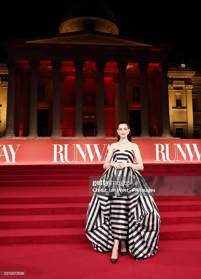 Anne Hathaway brilha com Louboutin na turnê de O Diabo Veste Prada 2