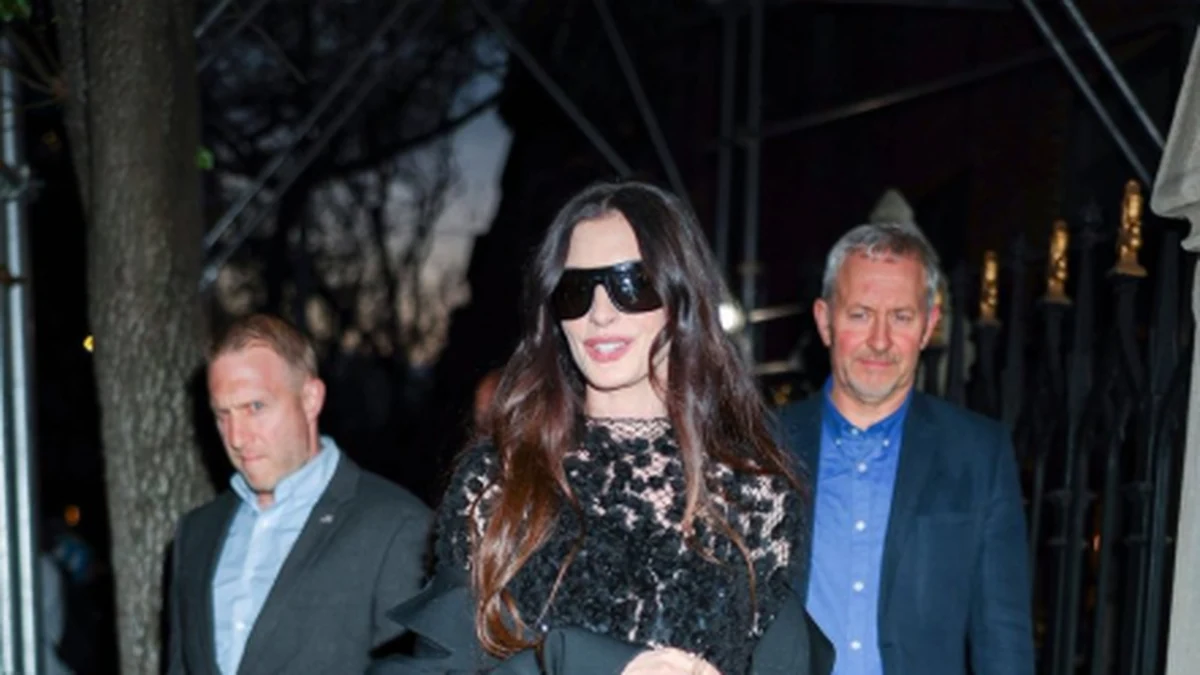 Anne Hathaway veste Calvin Klein Collection para Mother Mary