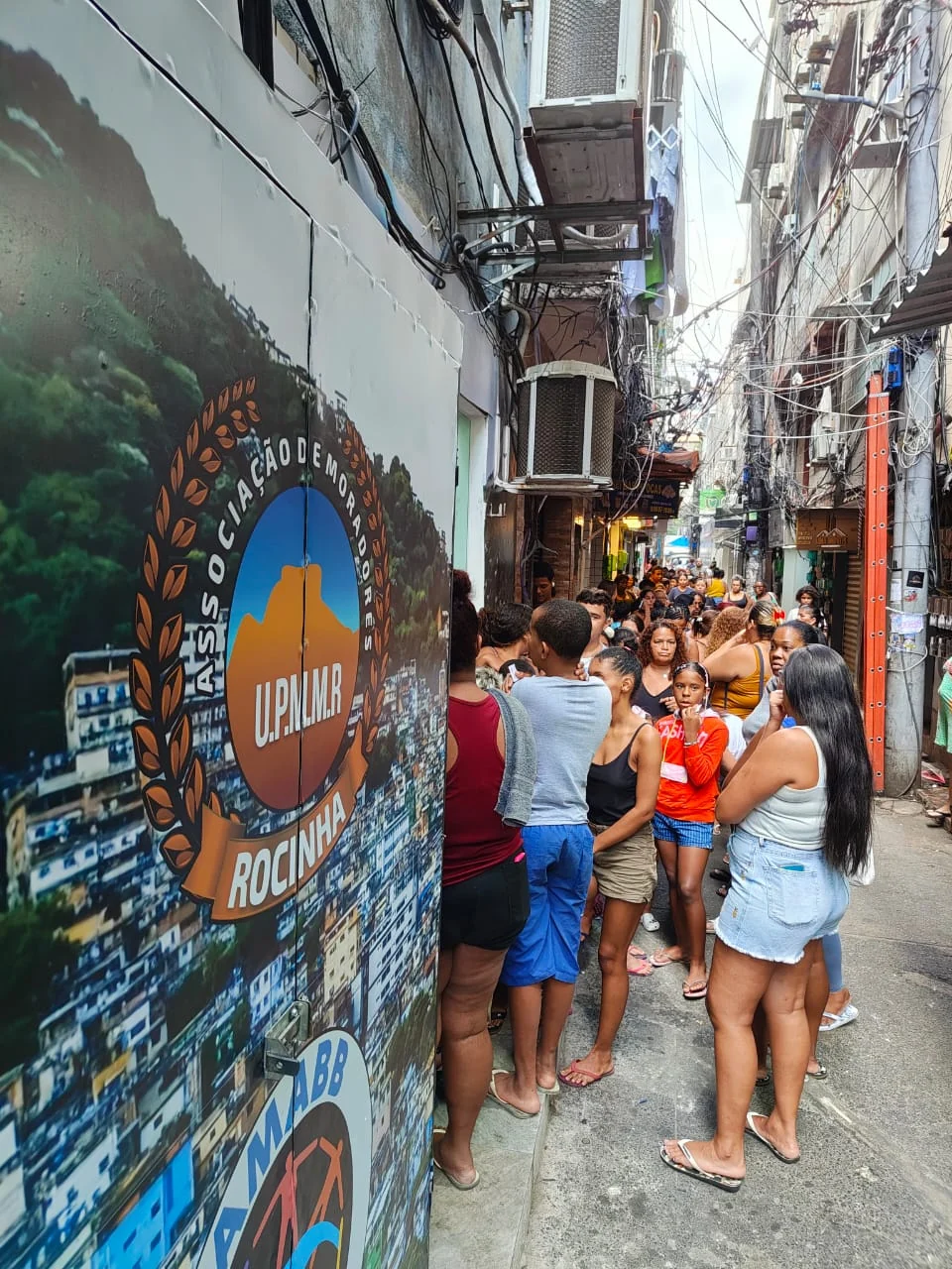 Rocinha recebe missão chinesa e agasalhos para crianças