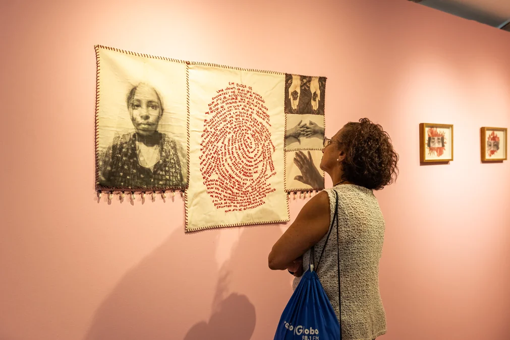 Baixada ganha destaque em mostra de arte têxtil no Rio