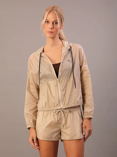 Calvin Klein OI26: natureza, denim raro e Copa do Mundo
