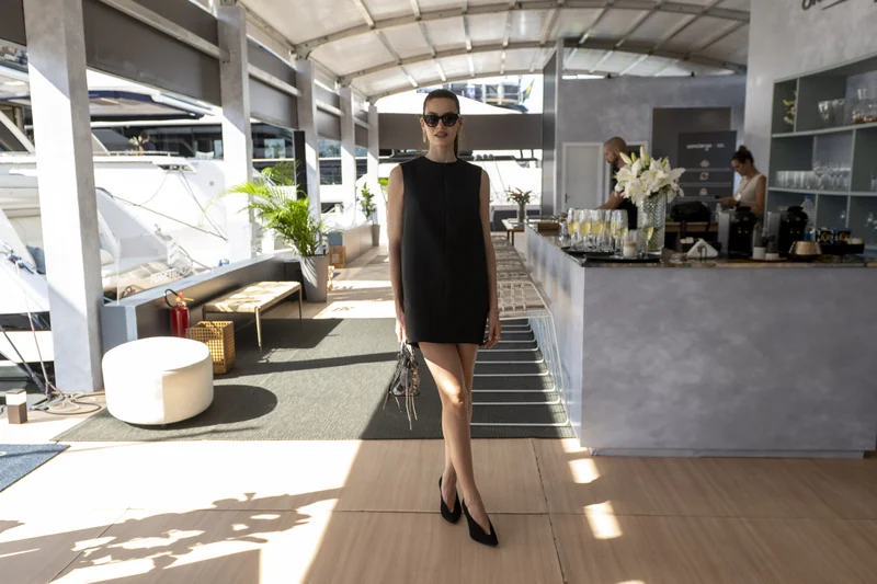 Camila Queiroz navega em iate de luxo no Rio Boat Show