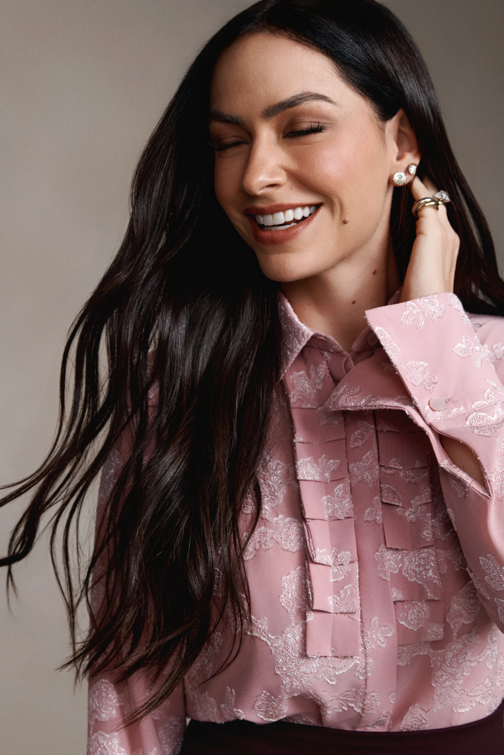 Carol Bassi lança coleção que transforma memória em moda