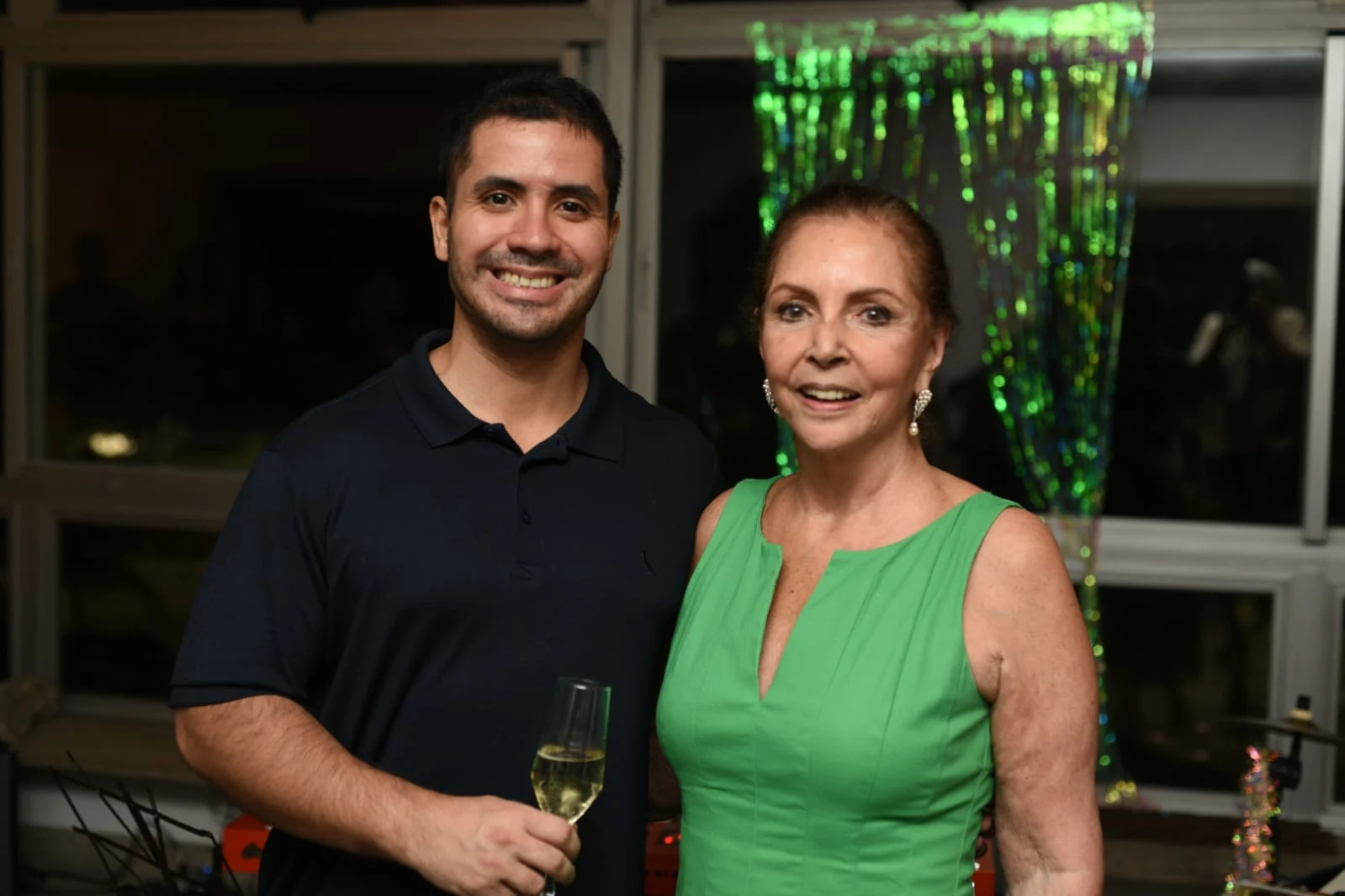 Christine Valença lança vinil e presenteia 80 convidados em Ipanema